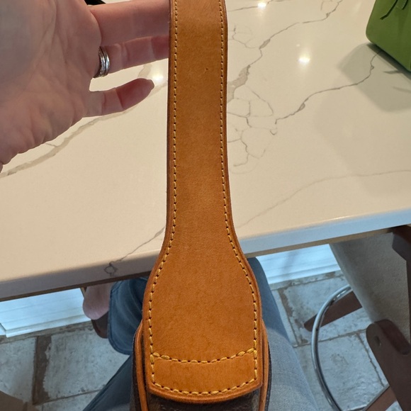 Louis Vuitton Croissant Shoulder Bag - Picture 4 of 9